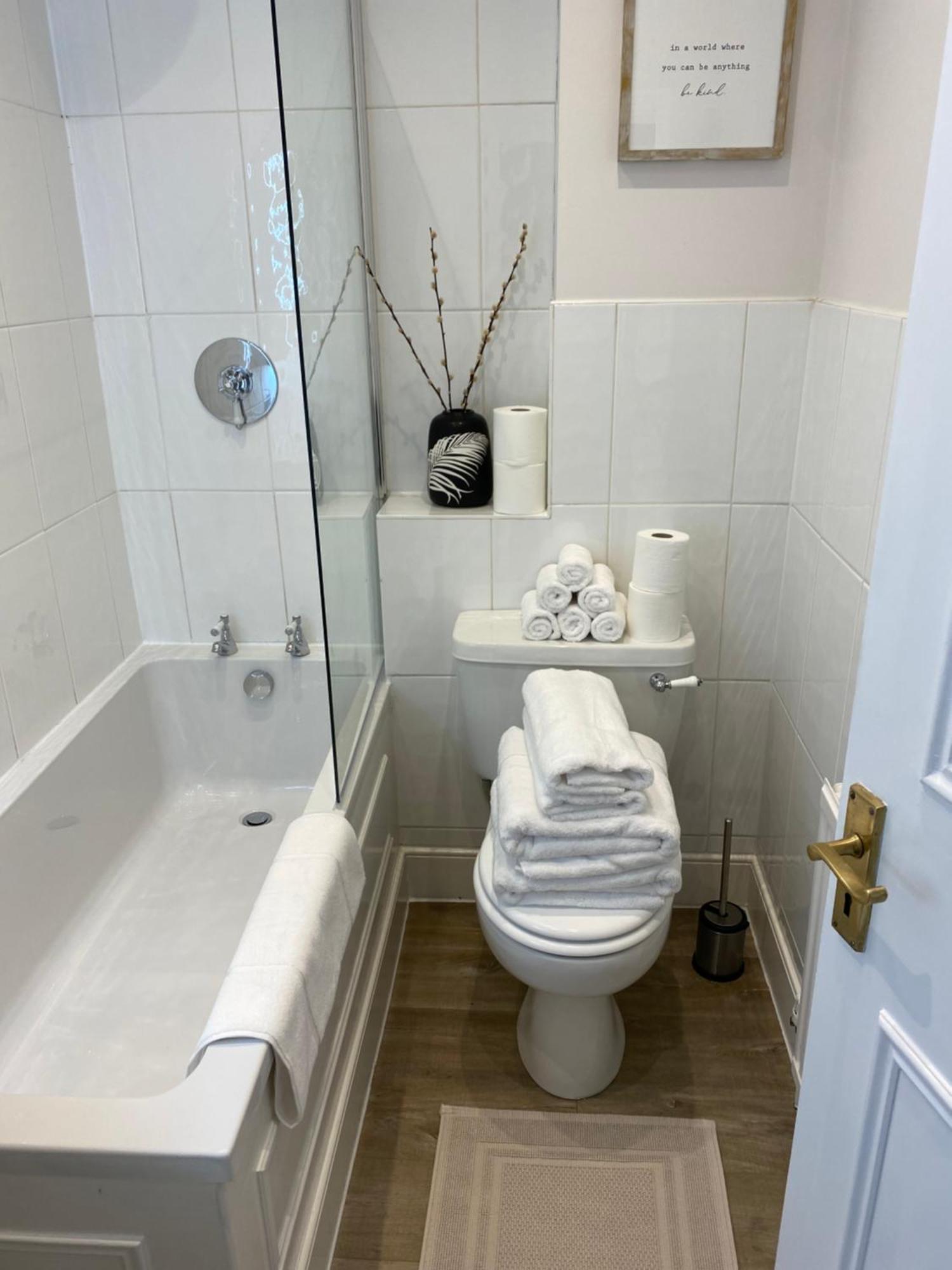 Lovely Large 1 Bed Renovated Flat W Balcony & 600Mb Wifi Londra Exterior foto